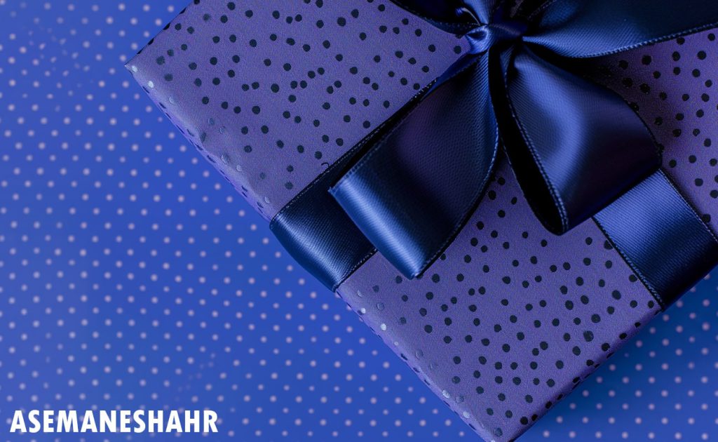 طرح پروانه های بنفش زیبا روی کاغذ کادو گلاسه کد 108. بسته 5 عددی ایده‌آل برای بسته‌بندی هدایای خاص
