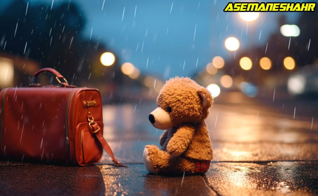 یک خرس عروسکی تنها و یک چمدان چرمی قرمز در خیابانی خیس و بارانی با چراغ‌ های روشن در پس‌ زمینه.