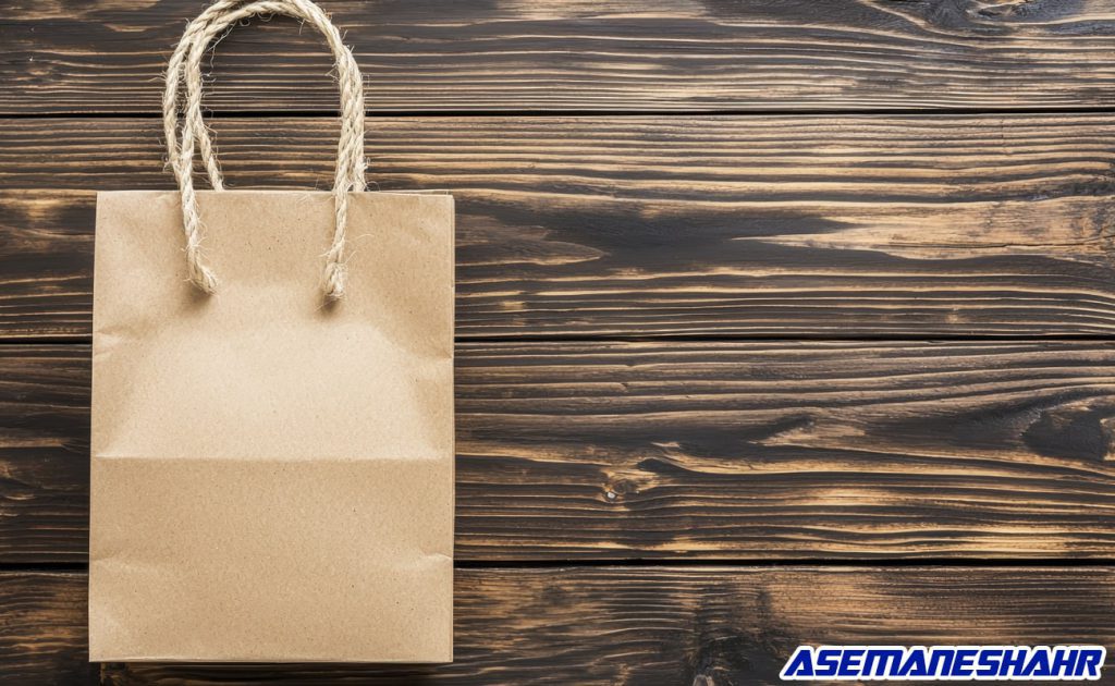 پاکت کرافت با دسته کنفی، انتخابی مناسب برای بسته‌ بندی لوکس و دوستدار محیط زیست، روی پس‌ زمینه چوبی.