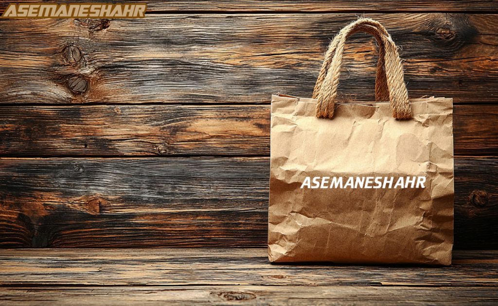 ساک دستی کاغذی بافت‌ دار با دسته‌ های کنفی در کنار دیوار چوبی با بافت تیره و طراحی روستیک.