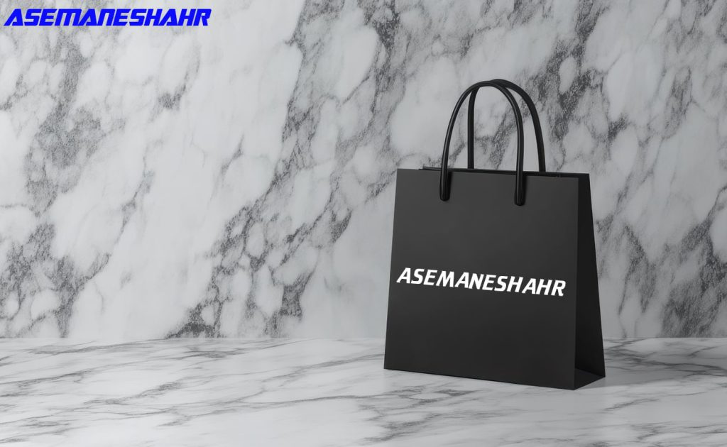 ساک دستی مشکی ساده با طراحی مینیمال روی زمینه سنگی.