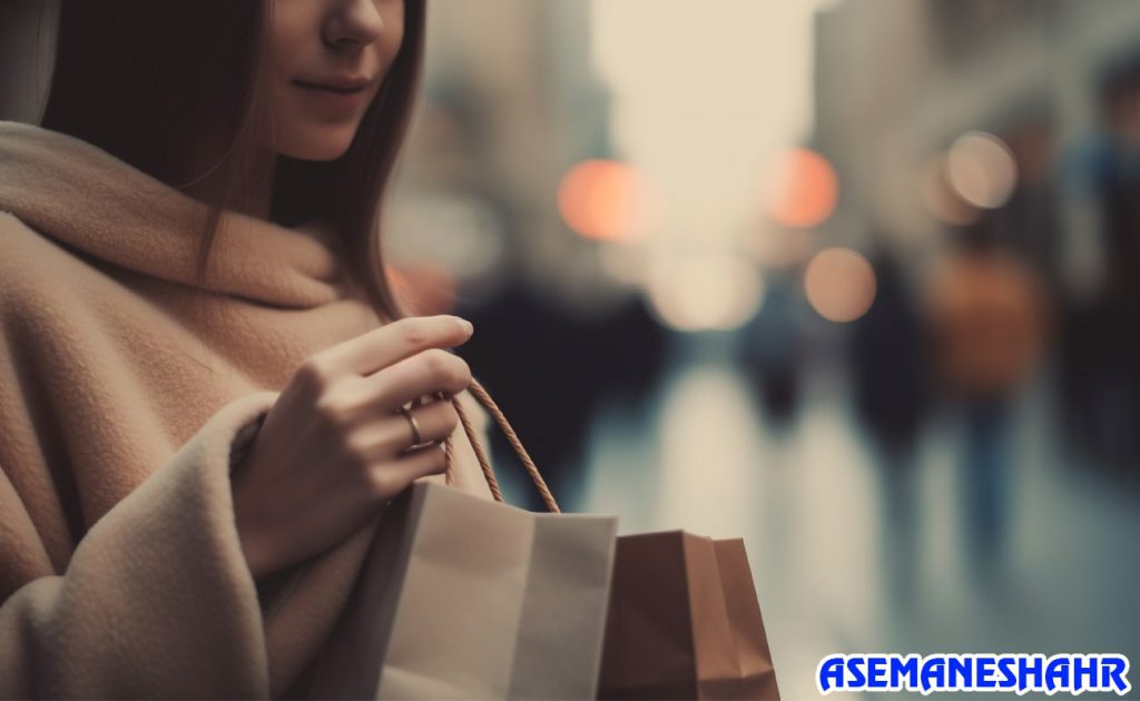 زن جوان با پالتو کرم در خیابان، در حال حمل پاکت‌ های هدیه کرافت، نماد خرید پاییزی و بسته‌ بندی شیک کادو.
