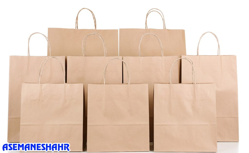 نمای نزدیک از چندین ساک دستی کرافت ساده با دسته‌ های کاغذی | مناسب برای بسته‌ بندی خرید، هدیه و استفاده در فروشگاه‌ها.