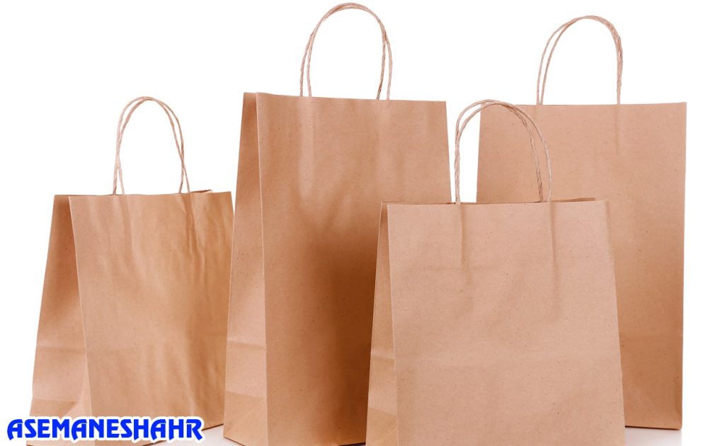 تعدادی ساک دستی کاغذی قهوه ای با دسته‌ های طنابی | مناسب برای خرید، بسته‌ بندی هدیه و استفاده در مناسبت‌های مختلف.