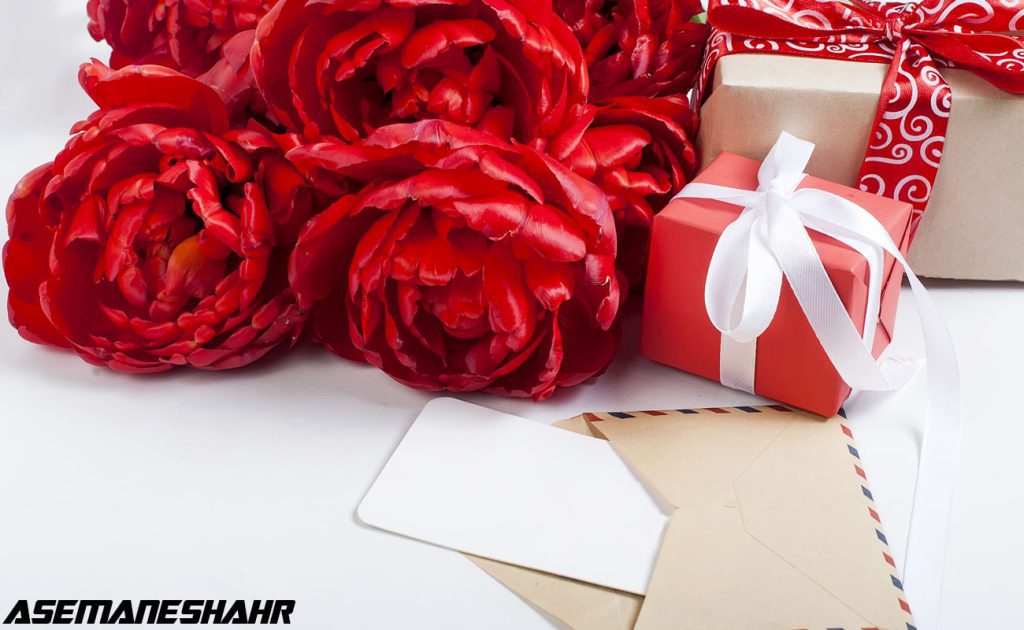 هدیه های کوچک با کاغذ کادو قرمز و گل‌های رز؛ زیبا و خاص.