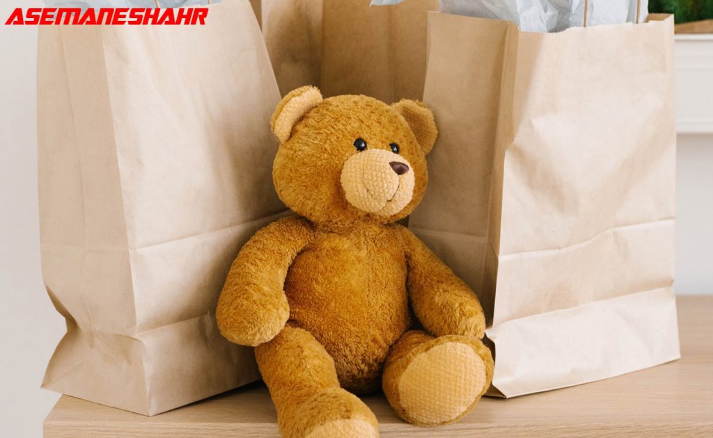 خرس عروسکی زرد با ساک های کاغذی، طراحی شیک و ساده.