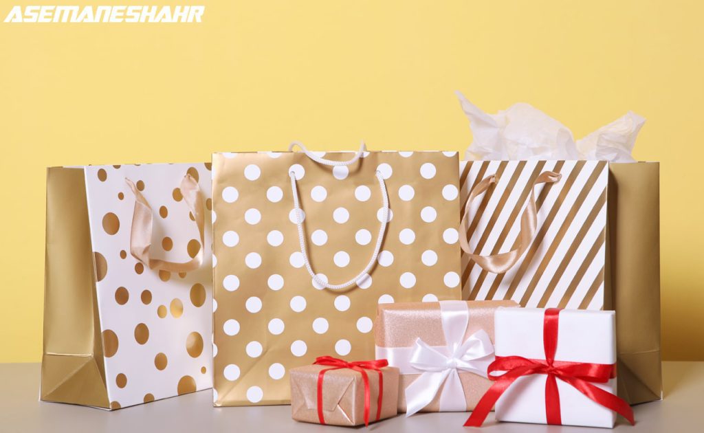 ساک های هدیه طرح خال خالی و راه راه طلایی؛ زیبا و مناسب جشن‌ها.