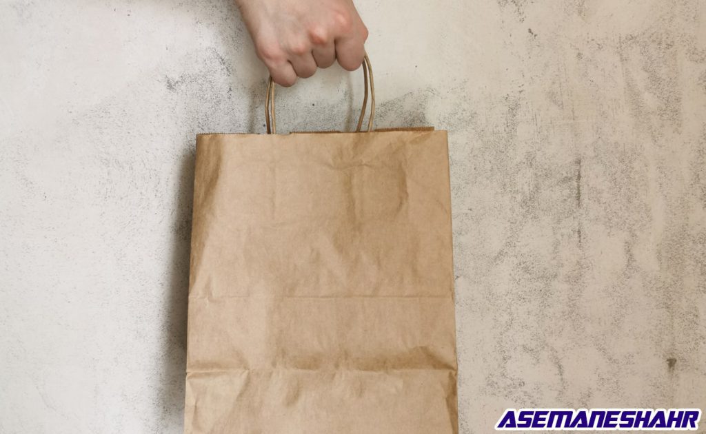 پاکت هدیه کرافت طبیعی با دسته بندی کاغذی | مناسب بسته‌ بندی شیک و سازگار با محیط زیست.