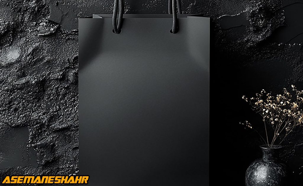 ساک دستی مشکی با طراحی مدرن و دسته‌ ای زنانه | مناسب برای بسته‌ بندی هدایا و خریدهای شیک، در کنار پس‌زمینه‌ای بافت‌ دار و جذاب.