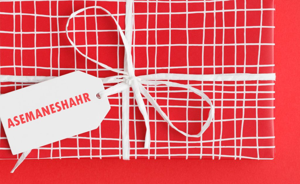 طرح قلب‌های کوچک قرمز همراه با خطوط مورب سفید و قرمز روی کاغذ کادو گلاسه عاشقانه کد 119، مناسب بسته‌ بندی هدیه‌های ولنتاین یا مناسبت‌های خاص عشاق.