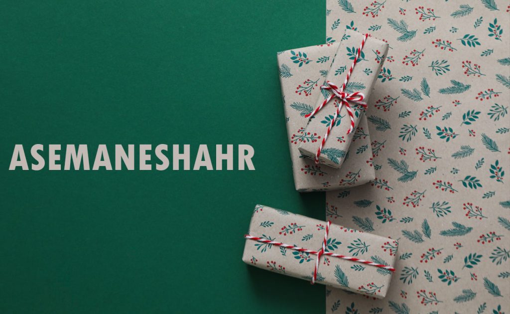 طرح سنتی کاغذ کادو گلاسه نگاره کهن کد 112 با نقوش شبیه به هنر کاشی‌کاری، همراه با رنگ‌های آبی سرمه‌ای، کرم و طلایی برای بسته‌ بندی خاص و فاخر.