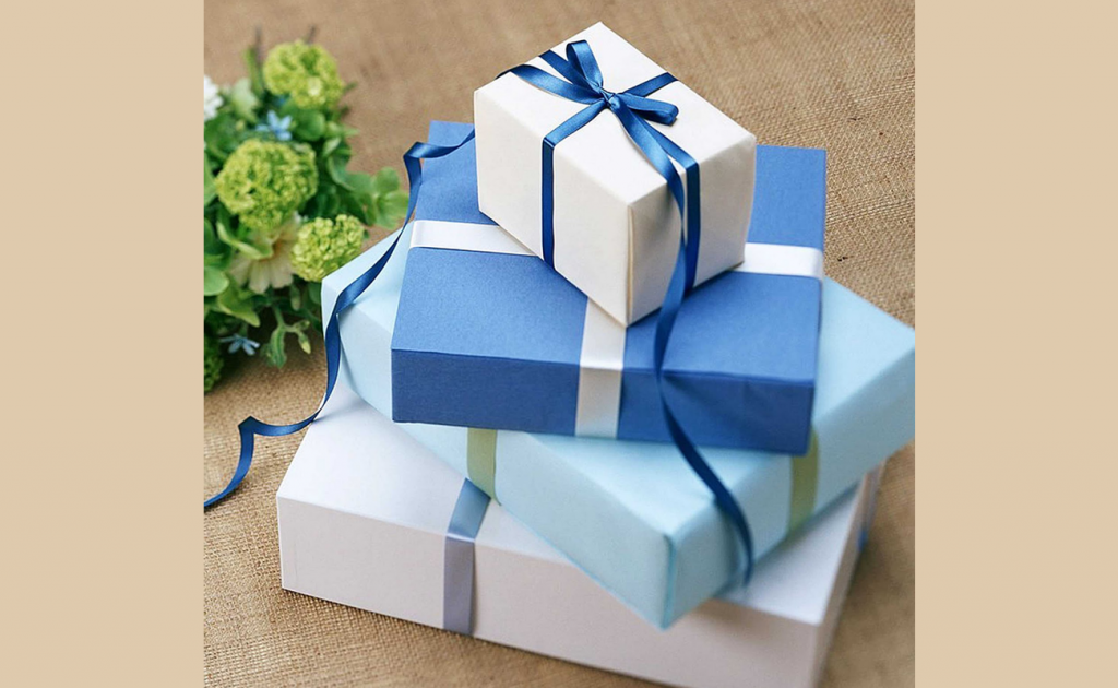 جعبه های هدیه با رنگهای آبی و سفید برای آقایان.