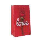 ساک هدیه قرمز با طرح گل رز و نوشته “love”.