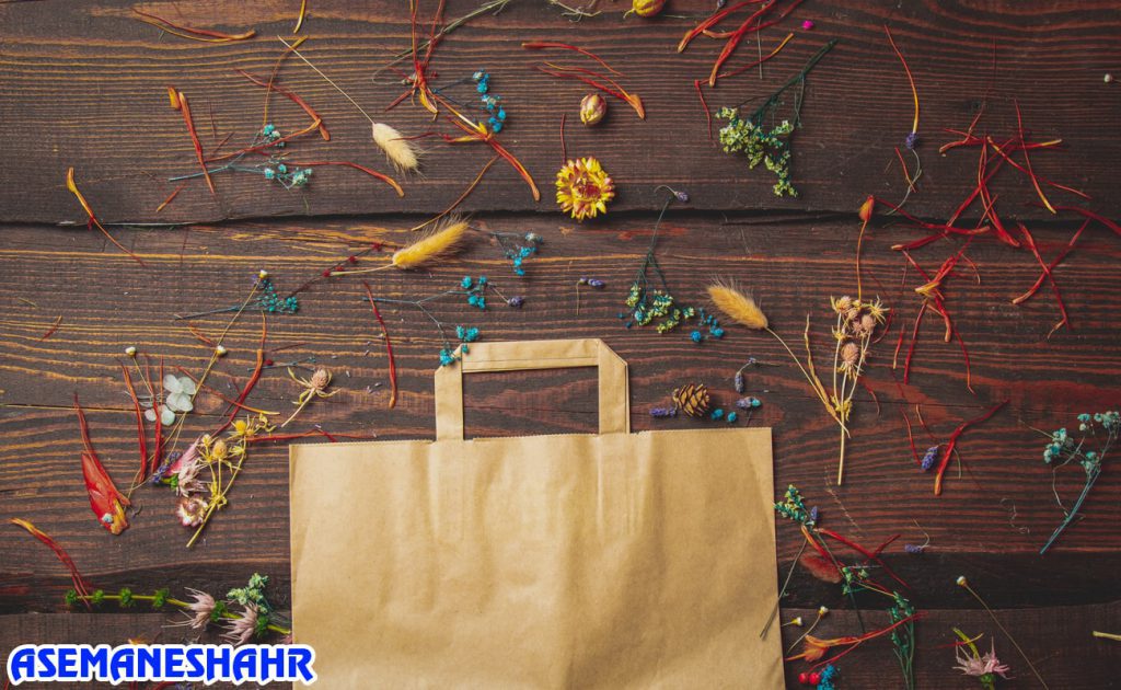 ساک دستی کرافت ساده در کنار گل‌های خشک و تزیینی | انتخابی متفاوت و طبیعی برای بسته‌ بندی هدیه‌ های خاص.