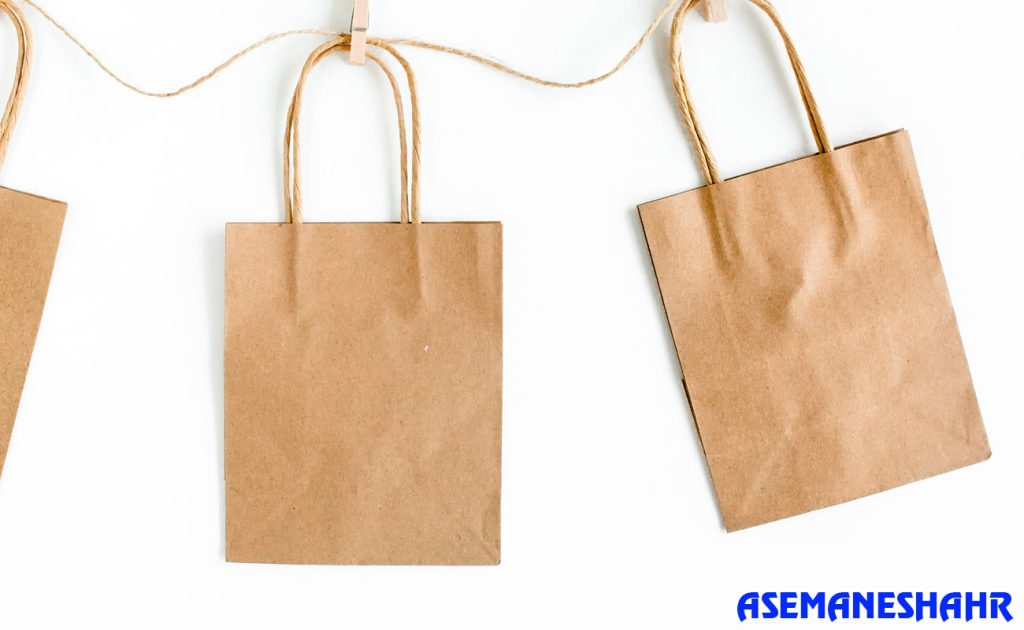 پاکت‌ های هدیه کرافت آویز شده با گیره چوبی روی طناب کنفی | مناسب بسته‌ بندی خاص و دوستدار محیط زیست.