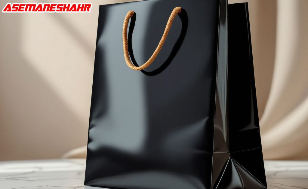 بگ مشکی براق با دسته کنفی، طراحی شیک و مدرن.