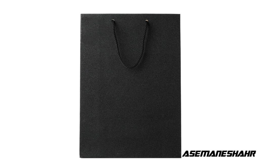 پاکت هدیه مشکی ساده با دسته طنابی؛ مناسب هدیه های رسمی.