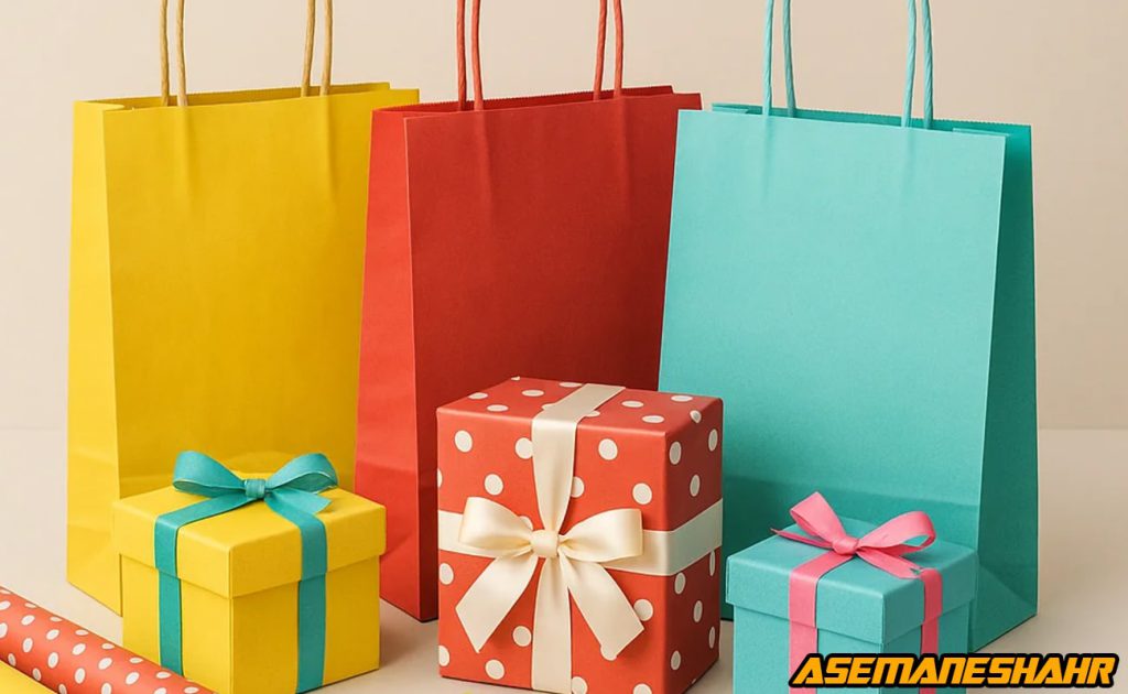 ساک دستی آماده رنگی همراه با جعبههای کادویی روبان دار برند آسمان شهر، مناسب خرید هدایا و بسته بندی شیک.
