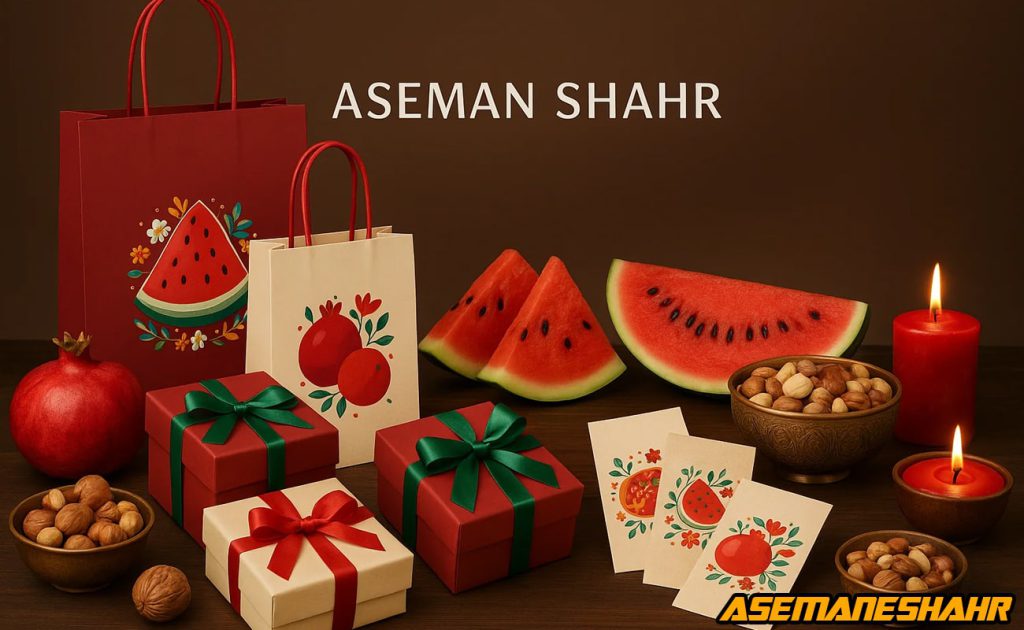 هدایای مراسم یلدا آسمان شهر شامل ساک دستی طرح هندوانه و انار، جعبه کادویی، آجیل و چراغ شمعی برای تزئین سفره یلدا.