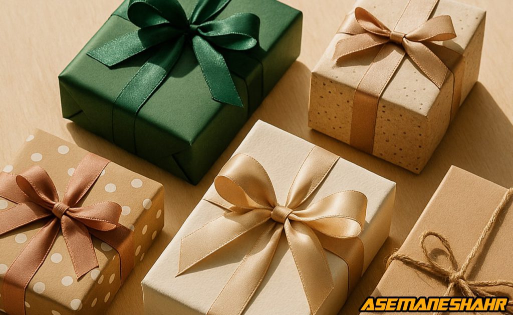 پنج جعبه هدیه شیک با بسته بندی متنوع و روبان های گیرا در رنگهای سبز، طلایی و قهوه ای، ایده هایی خلاقانه، روی میز چوبی.