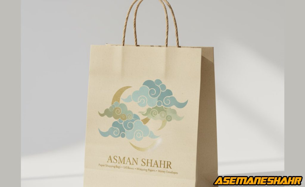 ساک دستی کاغذی شیک آسمان شهر با طرح ابر و ماه طلایی-آبی و دسته طنابی، مناسب خرید و بسته بندی هدایا به سبک لوکس.