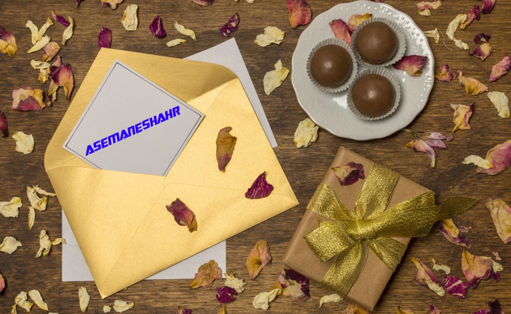 پاکت طلایی شیک با هدیه و تزیین گلبرگ های زیبا.