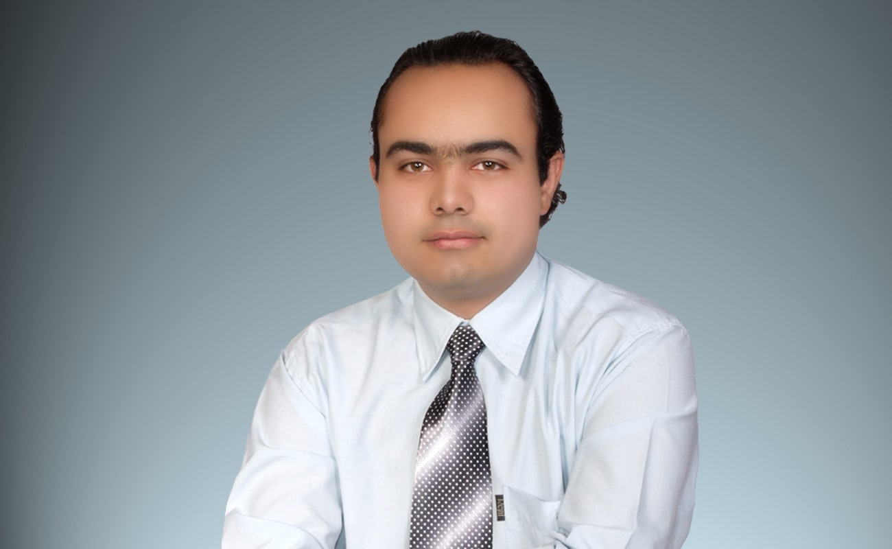 پوشش رسمی با کراوات خاکستری؛ نمایانگر حرفهای بودن و مدیریت آسمان شهر.