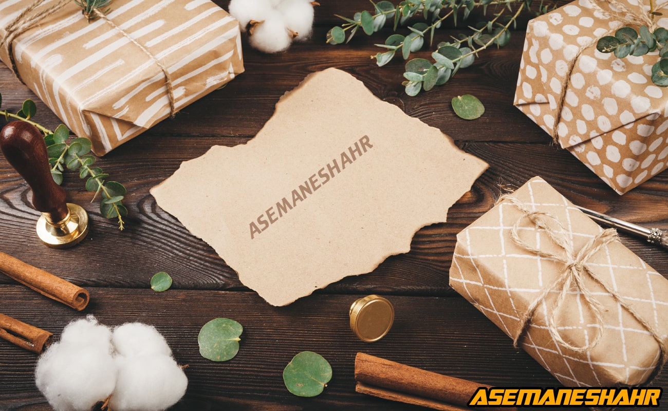 بسته بندی هدیه خاص با کاغذ کرافت و نخ کنفی روی میز چوبی | ایده ای شیک و طبیعی برای کادو و مناسبتها از آسمان شهر.