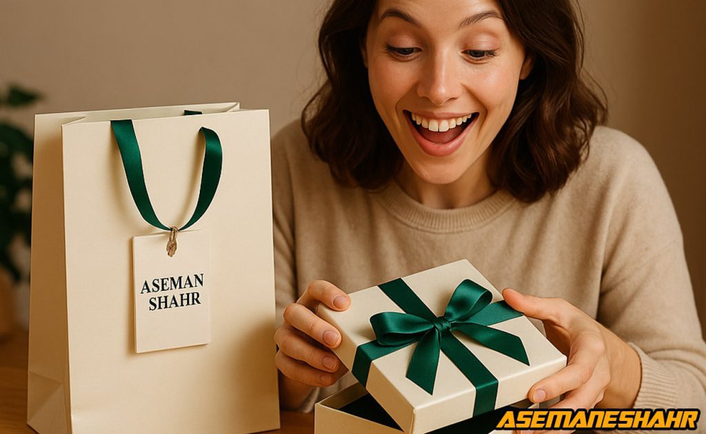 ساک دستی شیک با لوگوی آسمان شهر و جعبه هدیه کرم با روبان سبز زمردی | انتخابی خاص برای بسته‌ بندی لوکس و هدیه دادن شیک