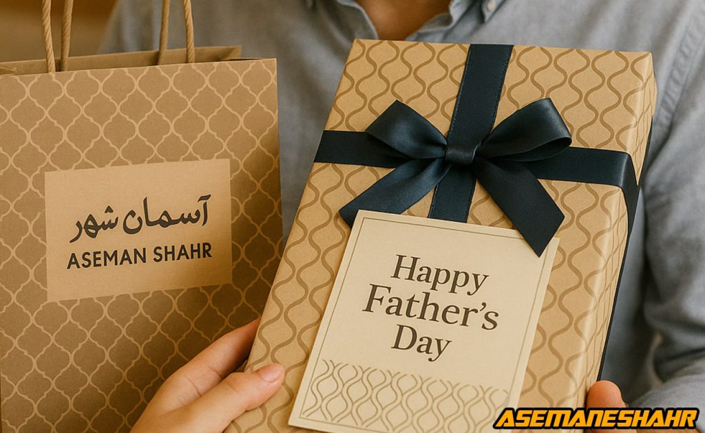 جعبه هدیه شکیل روز پدر با روبان سورمه ای و بسته بندی لاکچری، همراه با پاکت هدیه کادویی.