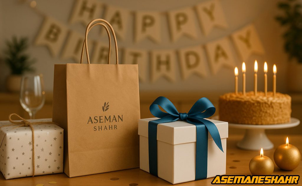 بسته‌ هایی از هدیه تولد شامل پاکت هدیه کرافت، جعبه سفید روبان آبی و جعبه کادوی ستاره‌ ای در کنار کیک و شمع‌ های روشن.