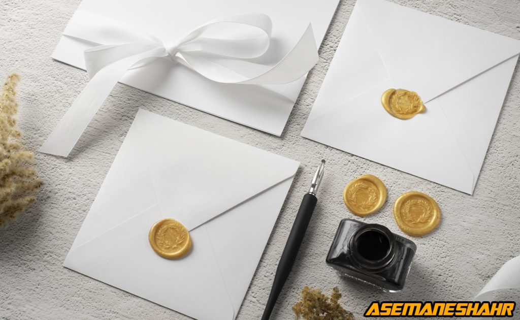 پاکت پول سفید آسمان شهر با مهر موم طلایی و روبان، همراه با قلم خوشنویسی و جوهر مشکی روی پس‌ زمینه مینیمال لوکس.