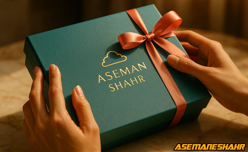 باز کردن جعبه فیروزه ای آسمان شهر با روبان مرجانی روی میز سنگی، لحظه دریافت بسته بندی شیک ایرانی در نور گرم.