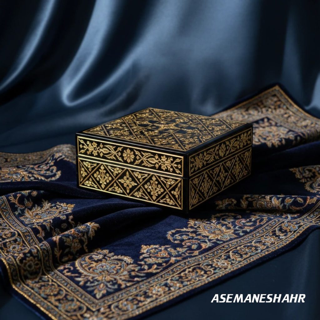 جعبه لاکچری مشکی و طلایی آسمان شهر روی پارچه مخملی آبی تیره، الهام‌گرفته از هنر ایرانی.