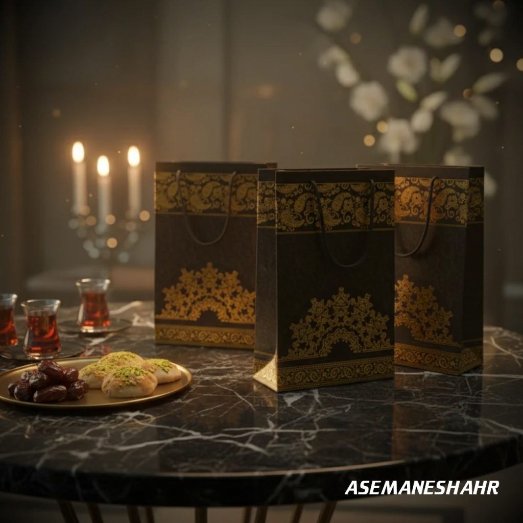 ساک دستی کاغذی مشکی و طلایی روی میز مرمر با نور شمع، همراه با چای و شیرینی سنتی در فضای لوکس شبانه، جهت مراسم فوتی.