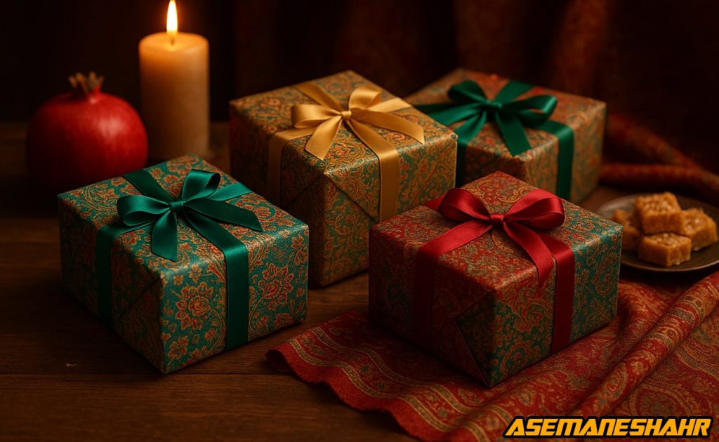 جعبه‌ های هدیه یلدایی با کاغذ طرح ترمه و روبان‌ های قرمز، سبز و طلایی کنار شمع و انار، فضایی گرم و اصیل برای شب ایرانی.