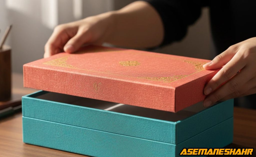 قرار دادن درب نارنجی با حاشیه طلایی روی جعبه فیروزه‌ ای، مرحله نهایی مونتاژ جعبه لوکس آسمان شهر.