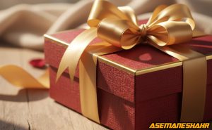 جعبه هدیه قرمز لوکس با روبان طلایی ابریشمی زیر نور گرم روی میز چوبی، نماد ظرافت و جذابیت بسته‌ بندی هدیه آسمان‌ شهر.