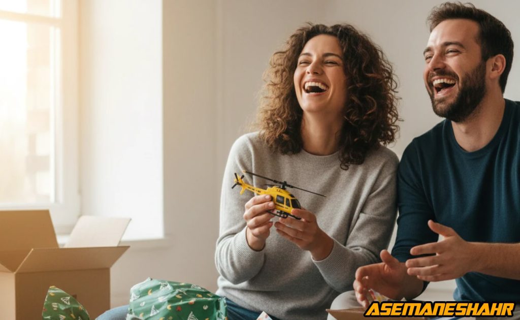 باز شدن هدیه و مشاهده اسباب بازی زرد در نور طبیعی خانه، نماد لذت دریافت هدیه و حس شگفتانه‌ ای که برند آسمان‌ شهر می‌آفریند.