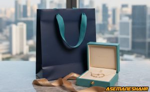 ساک دستی کاغذی شیک به‌ همراه جعبه جواهرات لوکس، انتخابی مناسب برای بسته‌ بندی هدیه، طلا و محصولات ارزشمند.