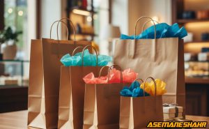 ساک‌ های کاغذی کرافت رنگی آسمان‌ شهر در اندازه‌های متنوع روی میز چوبی، نمایش انتخاب حرفه‌ ای ساک هدیه برای فروشگاه‌های لوکس.