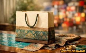 ساک کاغذی تبلیغاتی با طرح سنتی ایرانی بیانگر جایگاه فرهنگی برند.