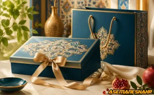 بسته‌ بندی کادویی لوکس با جعبه آبی نقش‌ دار و روبان طلایی در چیدمان ایرانی.