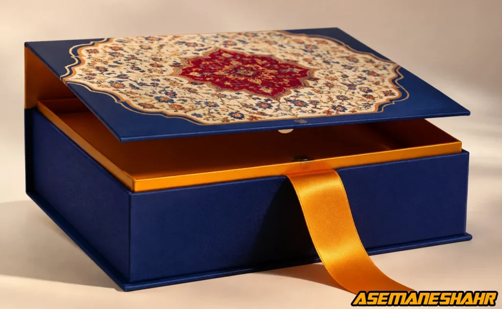 جعبه کادویی آبی طرح سنتی ایرانی با چاپ ترمه و روبان طلایی مناسب هدایا و محصولات خاص برند شهر آسمان.