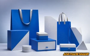 مجموعه‌ ای از جعبه‌ های مدرن و ساک‌ های خرید آبی و سفید با بافت هندسی و ابعاد متنوع.