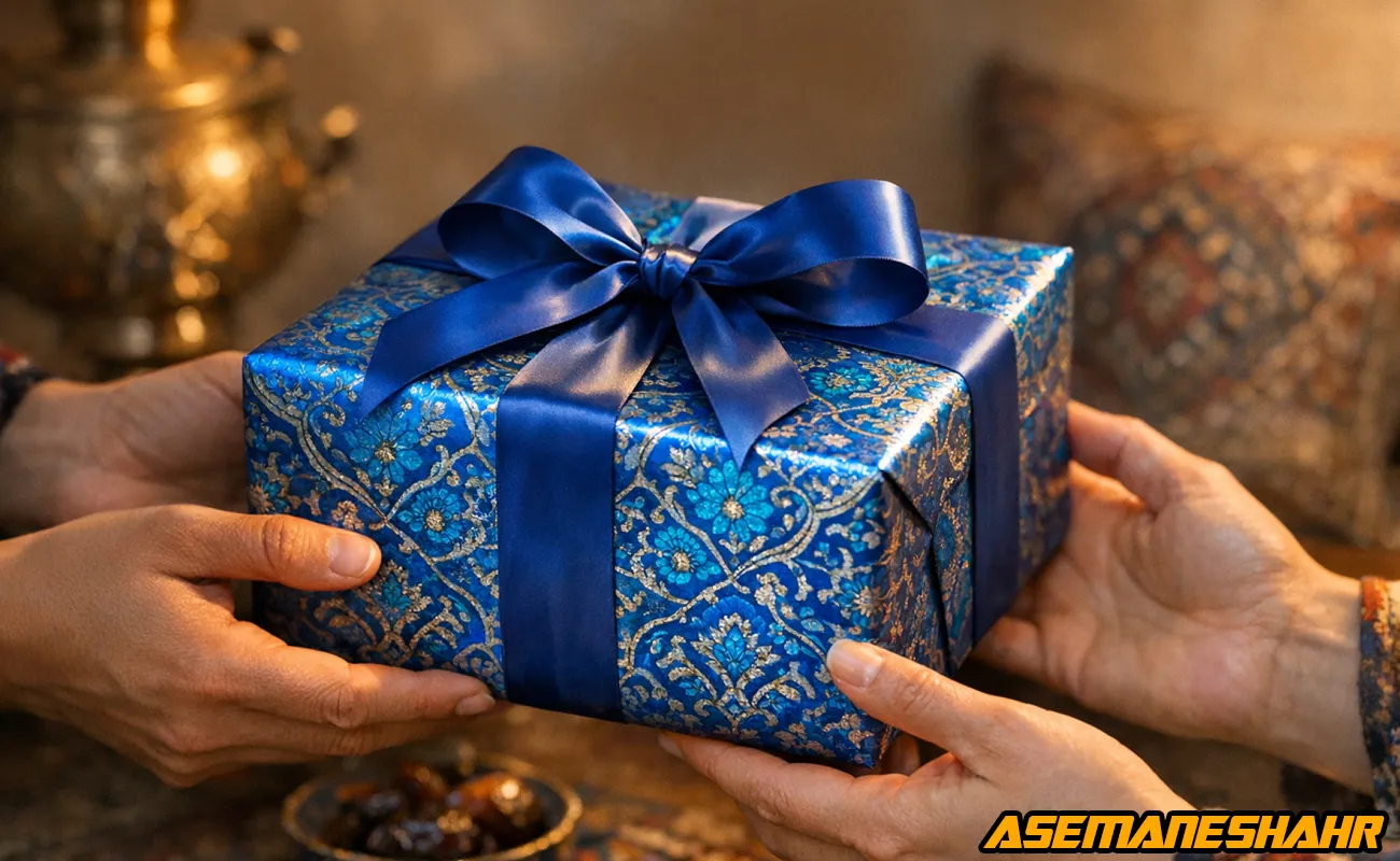 کادوی هدیه با کاغذ کادوی طرح‌ دار آبی سلطنتی و پاپیون ساتن در دستان دو نفر.