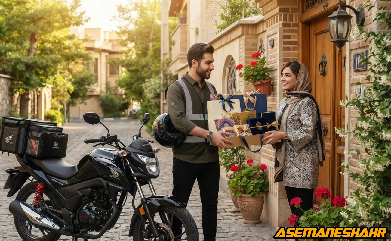پیک موتوری در حال تحویل فوری بسته هدیه با موتور هوندا در بافت سنتی برای تجربه ارسال سریع.