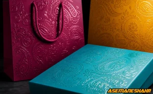 نمونه ساک دستی و جعبه بسته‌ بندی رنگی با نقش‌ های تزئینی برجسته و پوشش براق UV.