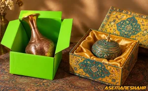 بسته‌ بندی صنایع‌ دستی ایرانی با جعبه طرح اسلیمی و آستر ساتن برای ظروف تزئینی.